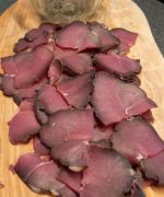 Kaltgeraeucherter Wildschweinschinken Wacholderbutter
